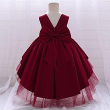 Carregar imagem no visualizador da galeria, Vestido escalonado con cola de pato, perlas y moño grande
