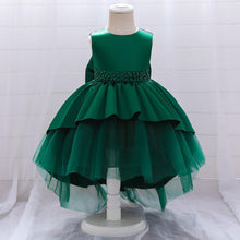 Carregar imagem no visualizador da galeria, Vestido escalonado con cola de pato, perlas y moño grande
