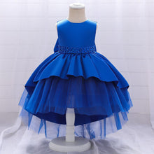 Carregar imagem no visualizador da galeria, Vestido escalonado con cola de pato, perlas y moño grande
