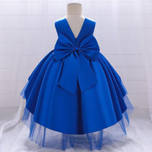 Carregar imagem no visualizador da galeria, Vestido escalonado con cola de pato, perlas y moño grande
