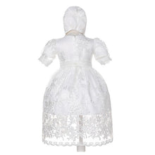 Cargar imagen en el visor de la galería, Vestido blanco con cubre todo de encaje bordado y gorra
