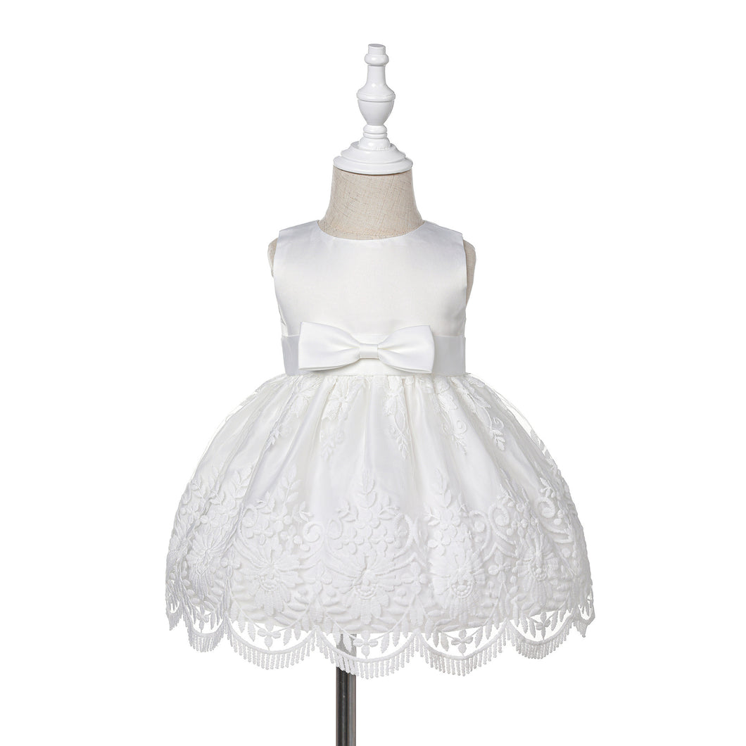 Vestido blanco, detalles de encaje y moño