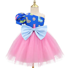 Carregar imagem no visualizador da galeria, Vestido azul de un solo hombro estampado con tul rosa y moño
