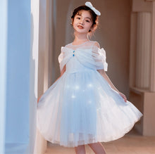 Carregar imagem no visualizador da galeria, Vestido con detalles de lentejuelas, luces y manga princesa de tul
