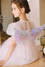 Cargar imagen en el visor de la galería, Vestido de unicornio con detalles de lentejuelas y alas con luces
