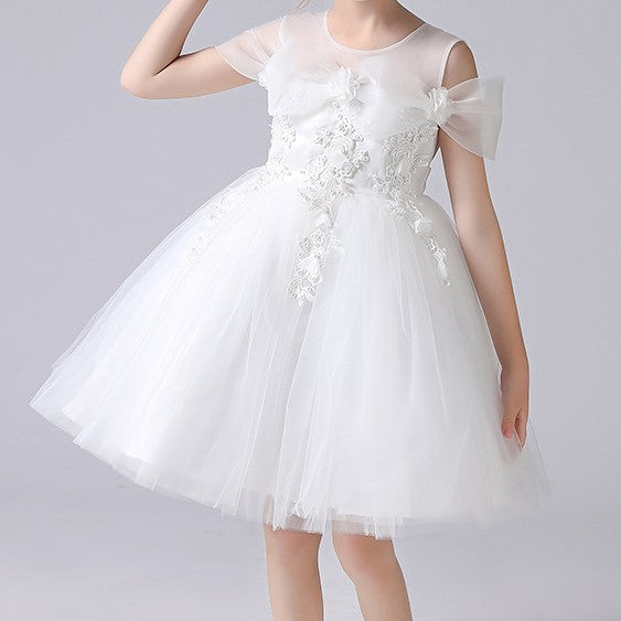 Vestido blanco con mangas caidas de tul y detalles de encajes con flores 3D