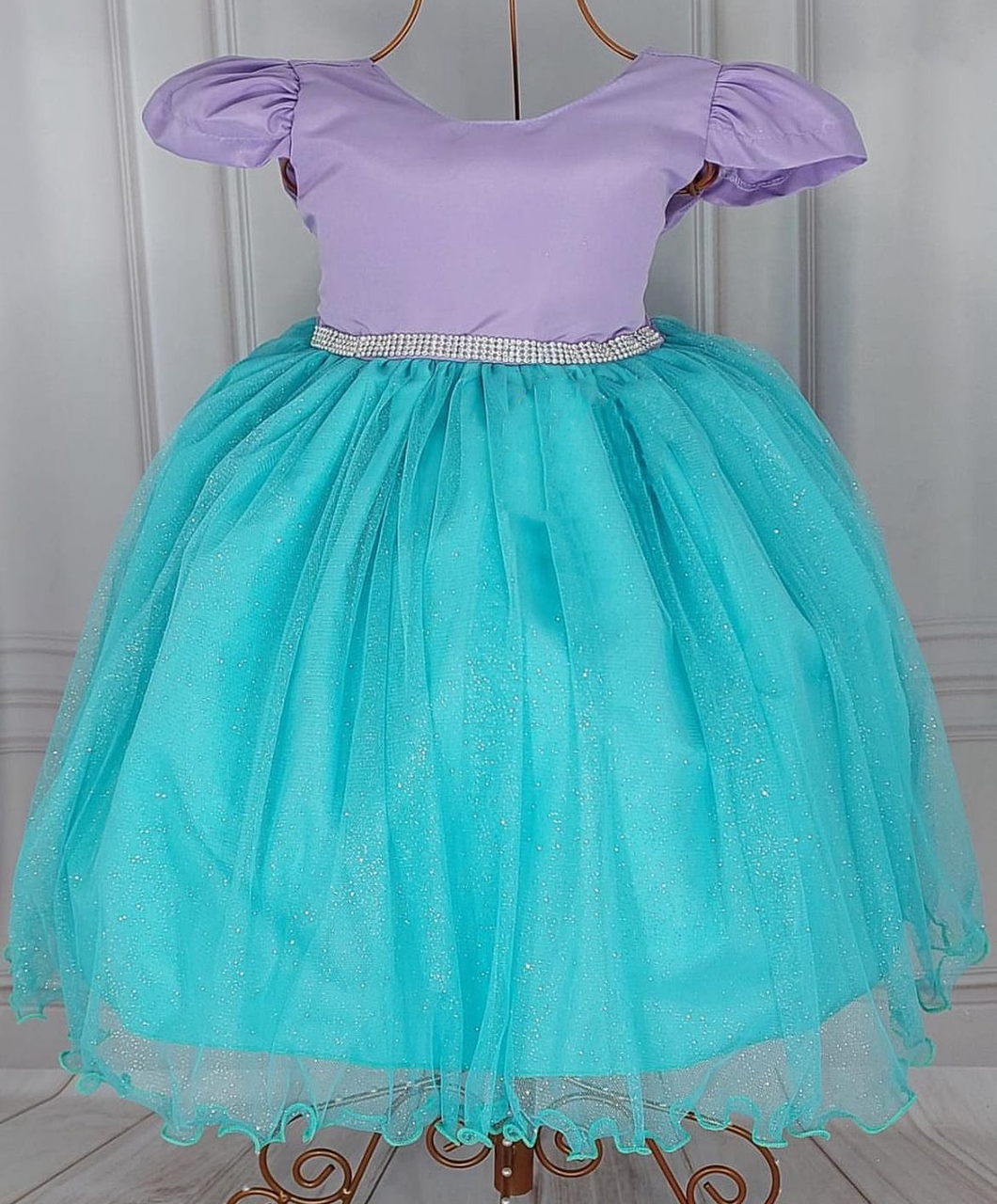 Vestido estilo sirena lila con tul turquesa y moño