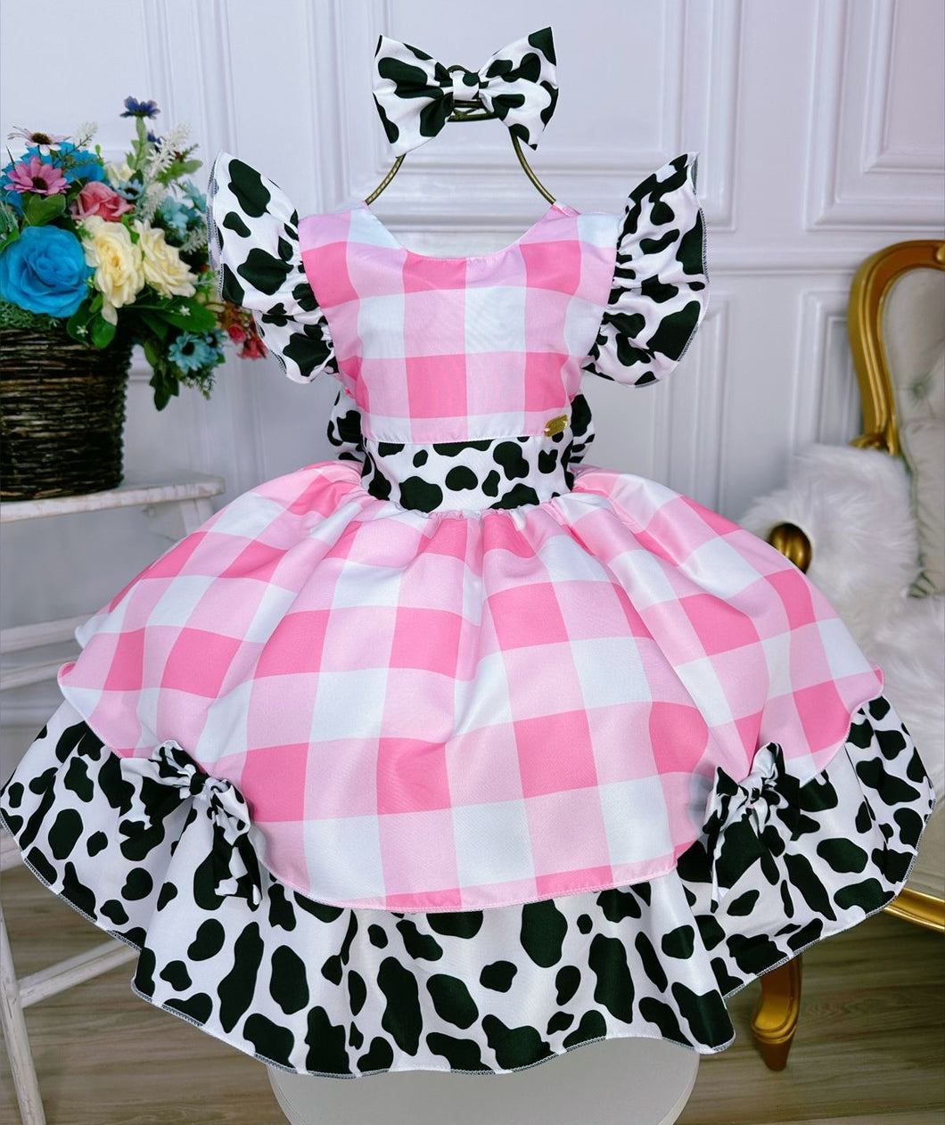 Vestido rosa cuadrille con detalles de vaca con hebilla y moño