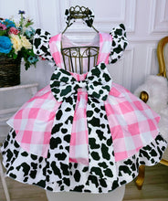 Cargar imagen en el visor de la galería, Vestido rosa cuadrille con detalles de vaca con hebilla y moño
