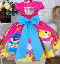 Cargar imagen en el visor de la galería, Vestido pink con estampas de Baby Shark con hebilla de moño
