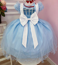 Cargar imagen en el visor de la galería, Vestido celeste estilo Alicia en el Pais de las Maravillas y delantal con moño
