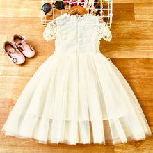 Cargar imagen en el visor de la galería, Vestido crema de tul con bordados
