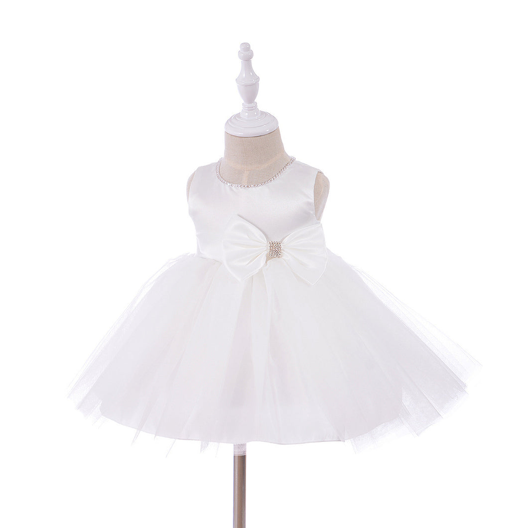 Vestido blanco liso con detalles de brillo y moño