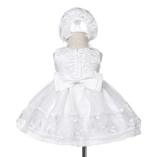 Cargar imagen en el visor de la galería, Vestido blanco con moño y bordado de flor con gorro
