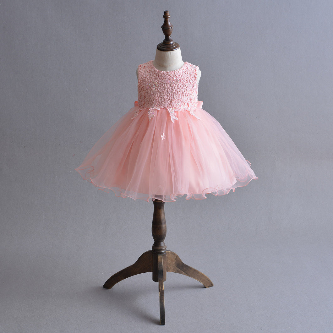 Vestido rosa con bordados de flores y tul