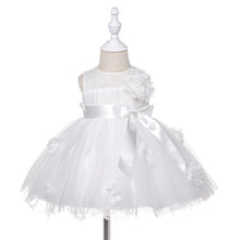 Cargar imagen en el visor de la galería, Vestido blanco con flores 3D y moño
