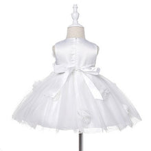 Cargar imagen en el visor de la galería, Vestido blanco con flores 3D y moño
