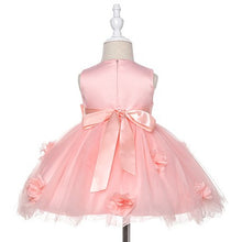 Cargar imagen en el visor de la galería, Vestido rosa con flores 3D y moño
