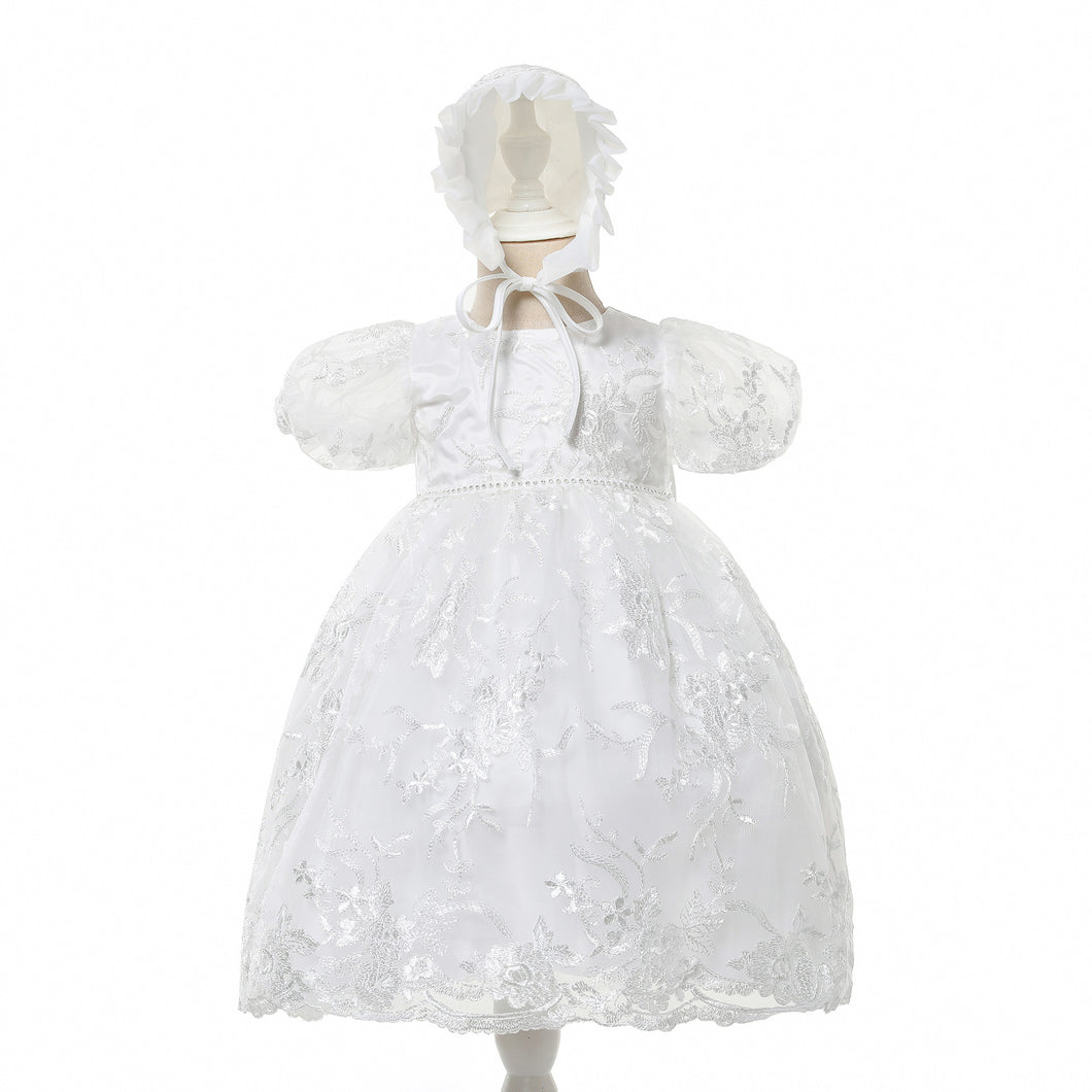 Vestido blanco con bordados y mangas abollonadas con gorra