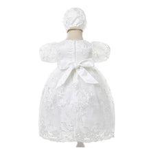 Cargar imagen en el visor de la galería, Vestido blanco con bordados y mangas abollonadas con gorra
