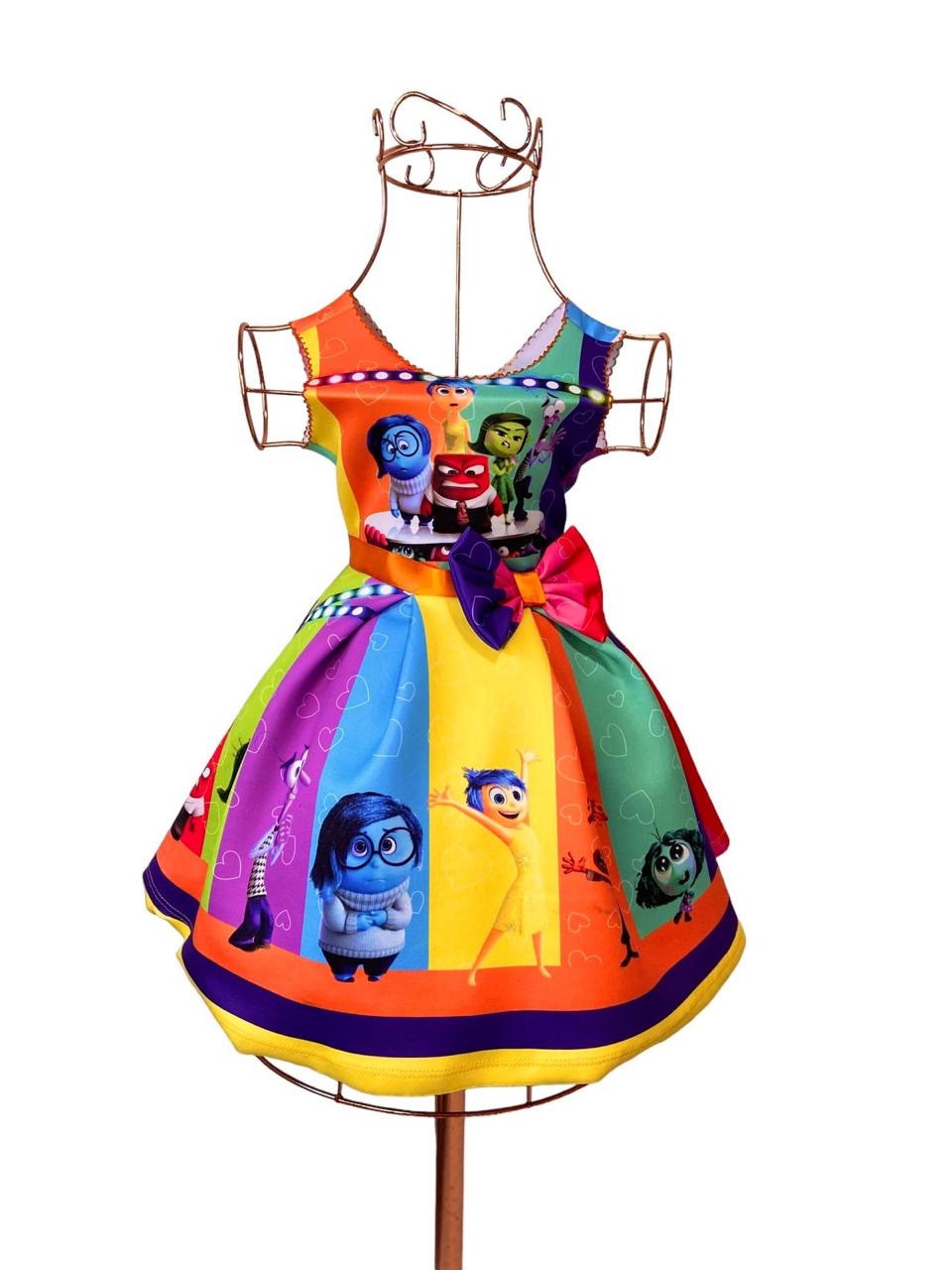 Vestido colorido con moño de Intensamente