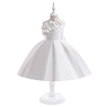 Cargar imagen en el visor de la galería, Vestido liso blanco con flores 3D de un hombro y moño
