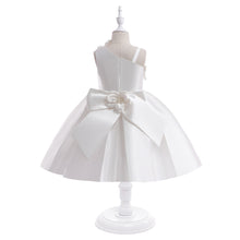 Cargar imagen en el visor de la galería, Vestido liso blanco con flores 3D de un hombro y moño
