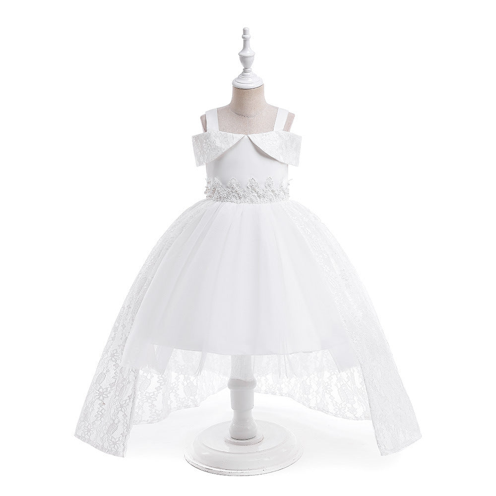 Vestido blanco con hombros recto y cola de pato de tul con bordados