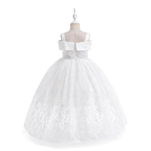 Carregar imagem no visualizador da galeria, Vestido blanco con hombros recto y cola de pato de tul con bordados
