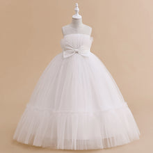 Carregar imagem no visualizador da galeria, Vestido blanco largo de tul con volado y moño

