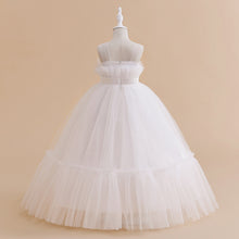 Carregar imagem no visualizador da galeria, Vestido blanco largo de tul con volado y moño
