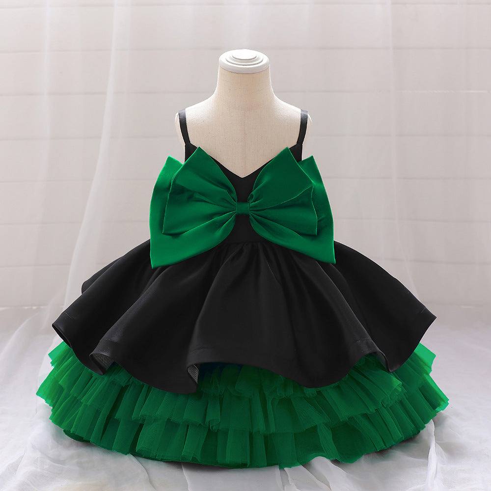 Vestido verde con negro, moño grande y falda escalonada