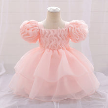 Carregar imagem no visualizador da galeria, Vestido rosa con volados y falda de tul escalonada
