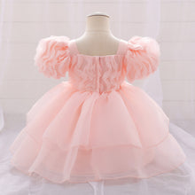 Carregar imagem no visualizador da galeria, Vestido rosa con volados y falda de tul escalonada
