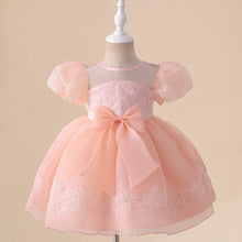 Carregar imagem no visualizador da galeria, Vestido rosa con bordado de encajes blanco  y moño
