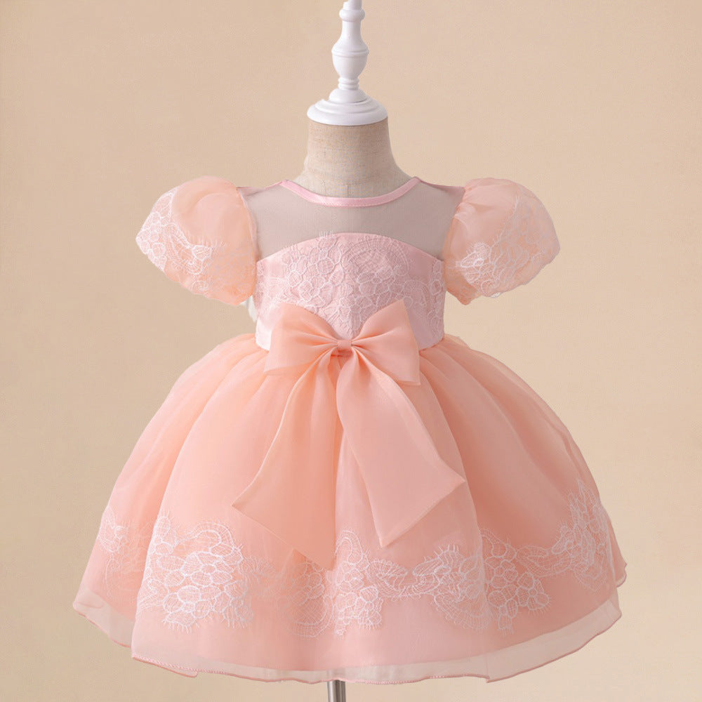 Vestido rosa con bordado de encajes blanco  y moño