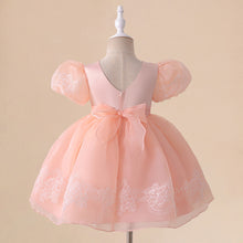 Carregar imagem no visualizador da galeria, Vestido rosa con bordado de encajes blanco  y moño
