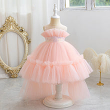 Carregar imagem no visualizador da galeria, Vestido rosa de tul con lentejuelas y volado con cola de pato
