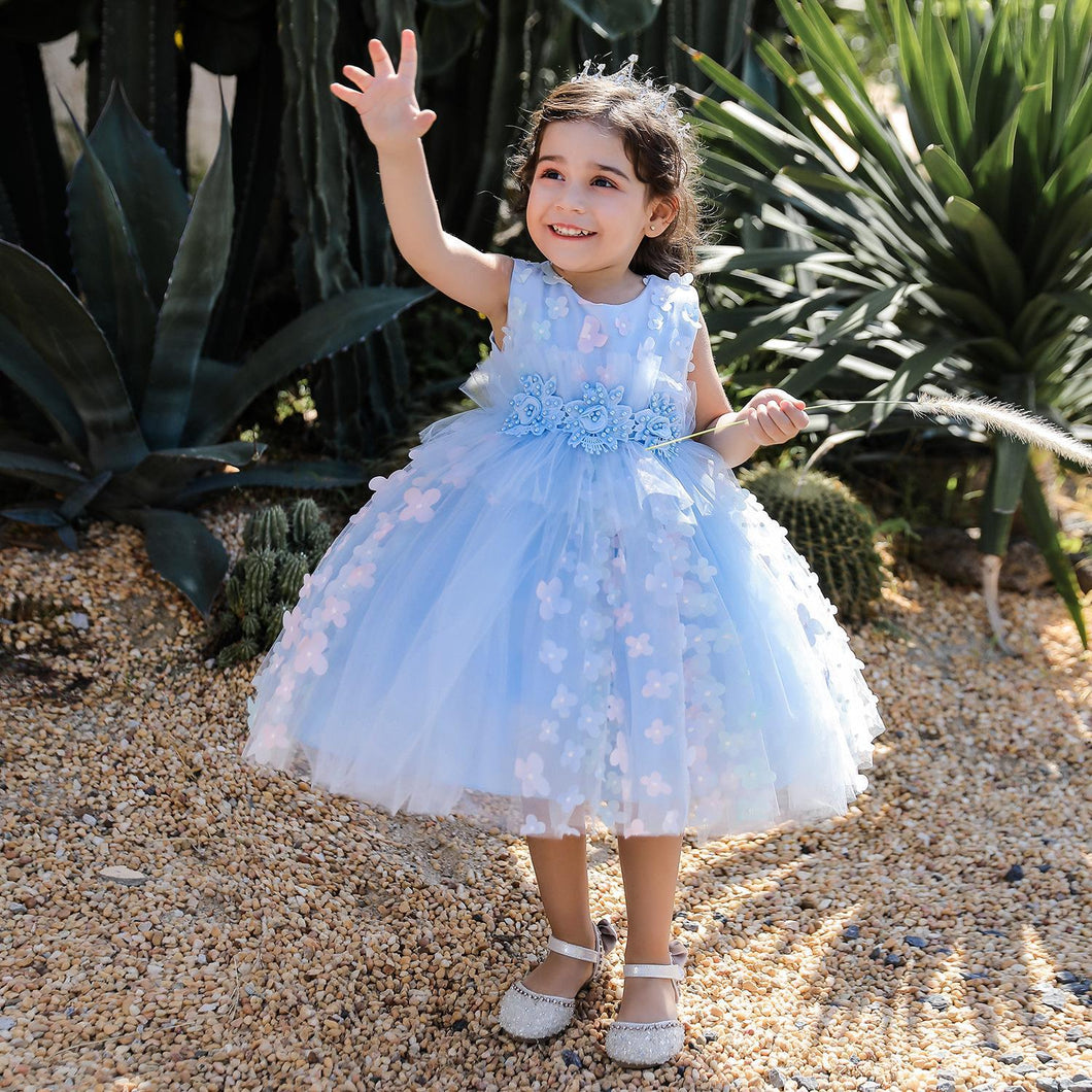 Vestido con bordado de flores y perlas