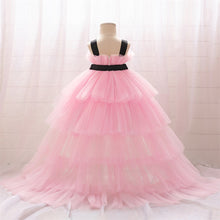 Carregar imagem no visualizador da galeria, Vestido rosa de tul con detalles en negro y cola de pato escalonado

