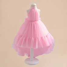 Carregar imagem no visualizador da galeria, Vestido rosa de tul con cuello alto y cola de pato con moño
