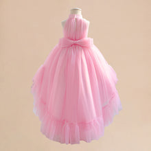Carregar imagem no visualizador da galeria, Vestido rosa de tul con cuello alto y cola de pato con moño
