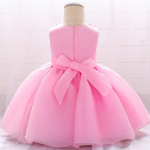 Cargar imagen en el visor de la galería, Vestido rosa con bordado de flores 3D
