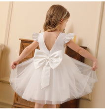 Cargar imagen en el visor de la galería, Vestido blanco con perlas y moño grande
