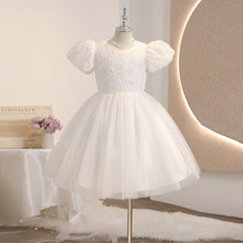 Cargar imagen en el visor de la galería, Vestido blanco con bordados de flores y falda de tul
