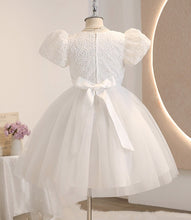 Cargar imagen en el visor de la galería, Vestido blanco con bordados de flores y falda de tul
