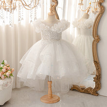 Carregar imagem no visualizador da galeria, Vestido blanco con lentejuelas y cola de pato
