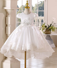 Carregar imagem no visualizador da galeria, Vestido blanco con bordado y lentejuelas de flores y cola de pato
