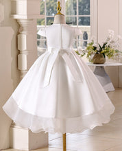 Carregar imagem no visualizador da galeria, Vestido blanco con bordado y lentejuelas de flores y cola de pato
