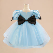 Carregar imagem no visualizador da galeria, Vestido celeste con delantal y moño negro estilo Alicia en el Pais de las Maravillas
